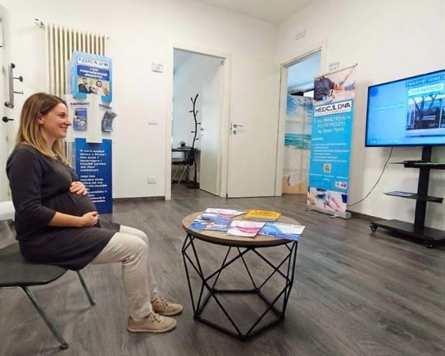 donna in gravidanza in sala d'attesa MedicalDNA ad Abano Terme